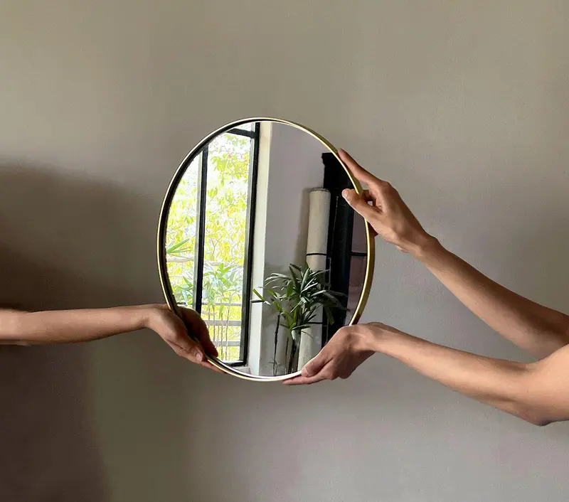 Brass Wall Mirror – Minimalist Reflection 1