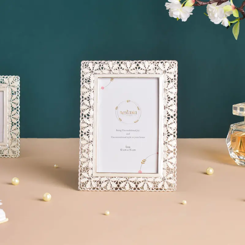 Daisy Design Photo Frame – Medium-Sized Natural Decorative Frame 1