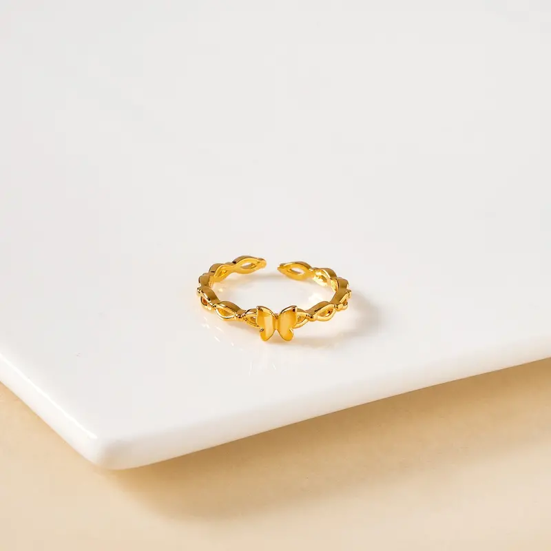 Gold Flutter Chain Ring – Lightweight Textured Band 1