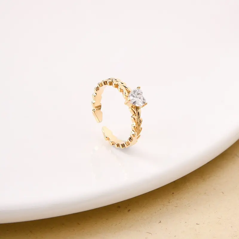Heart Solitaire With Leaf-Inspired Gold Band 1