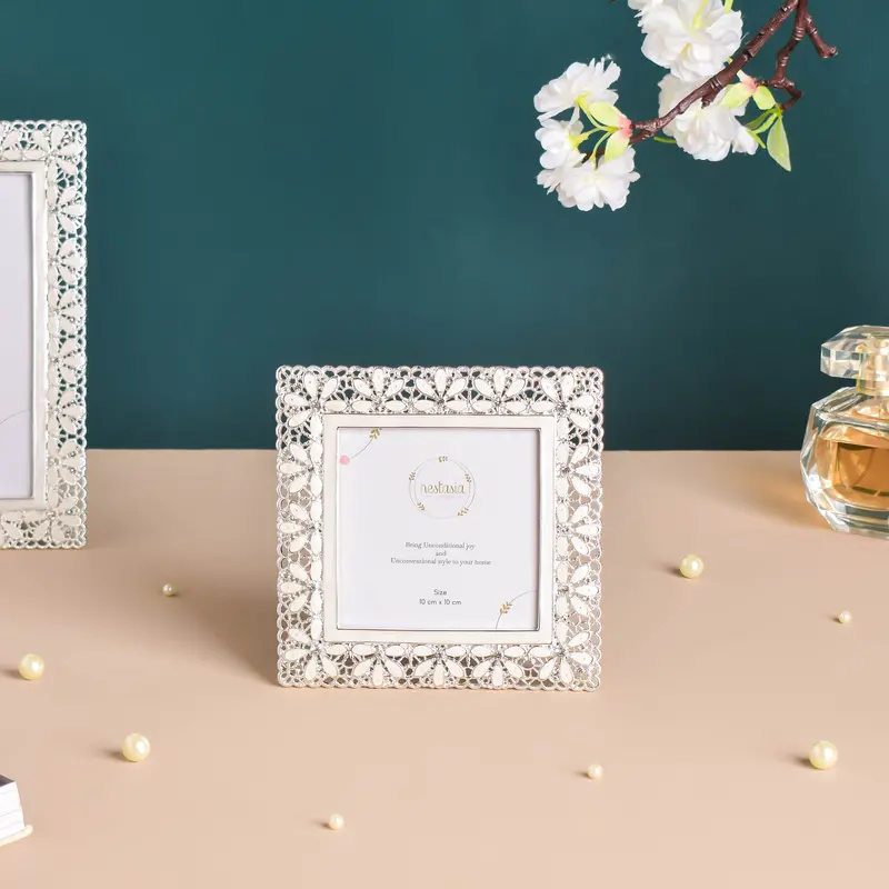 Mini Daisy Photo Frame – Small Delicate Botanical Tabletop Display 1
