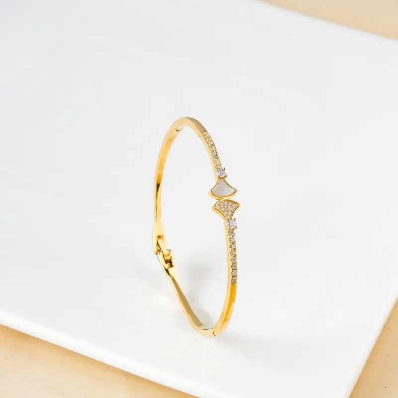 Nautical Glam Seashell Bracelet In Gold-Plated Brass 1
