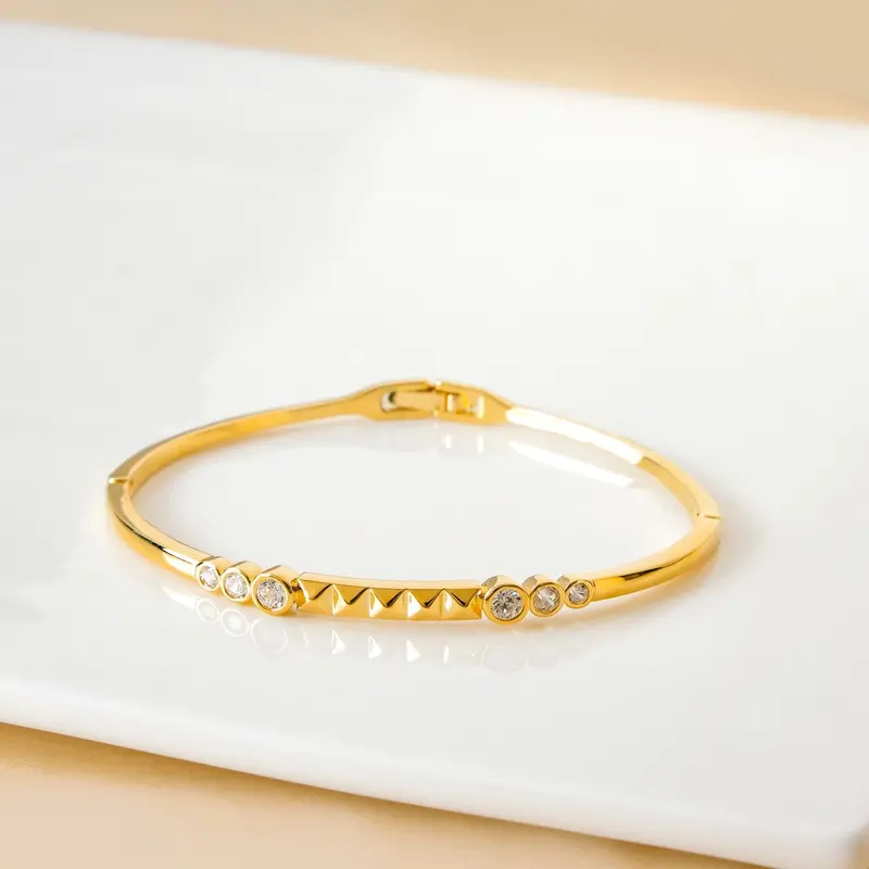 Patterned Diamond-Cut Gold Statement Bracelet – Geometric Luxury 1